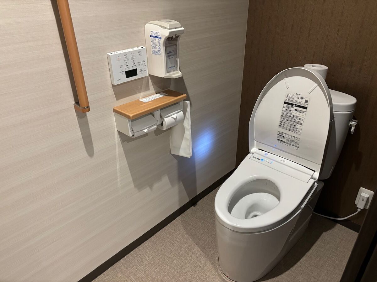 明るい照明が備わった洗面台