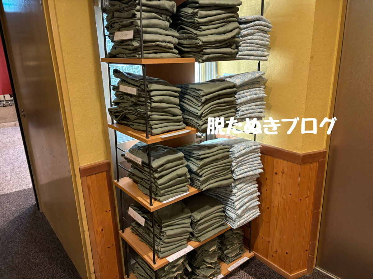 作務衣はエレベーター横に自由に取れる形で設置