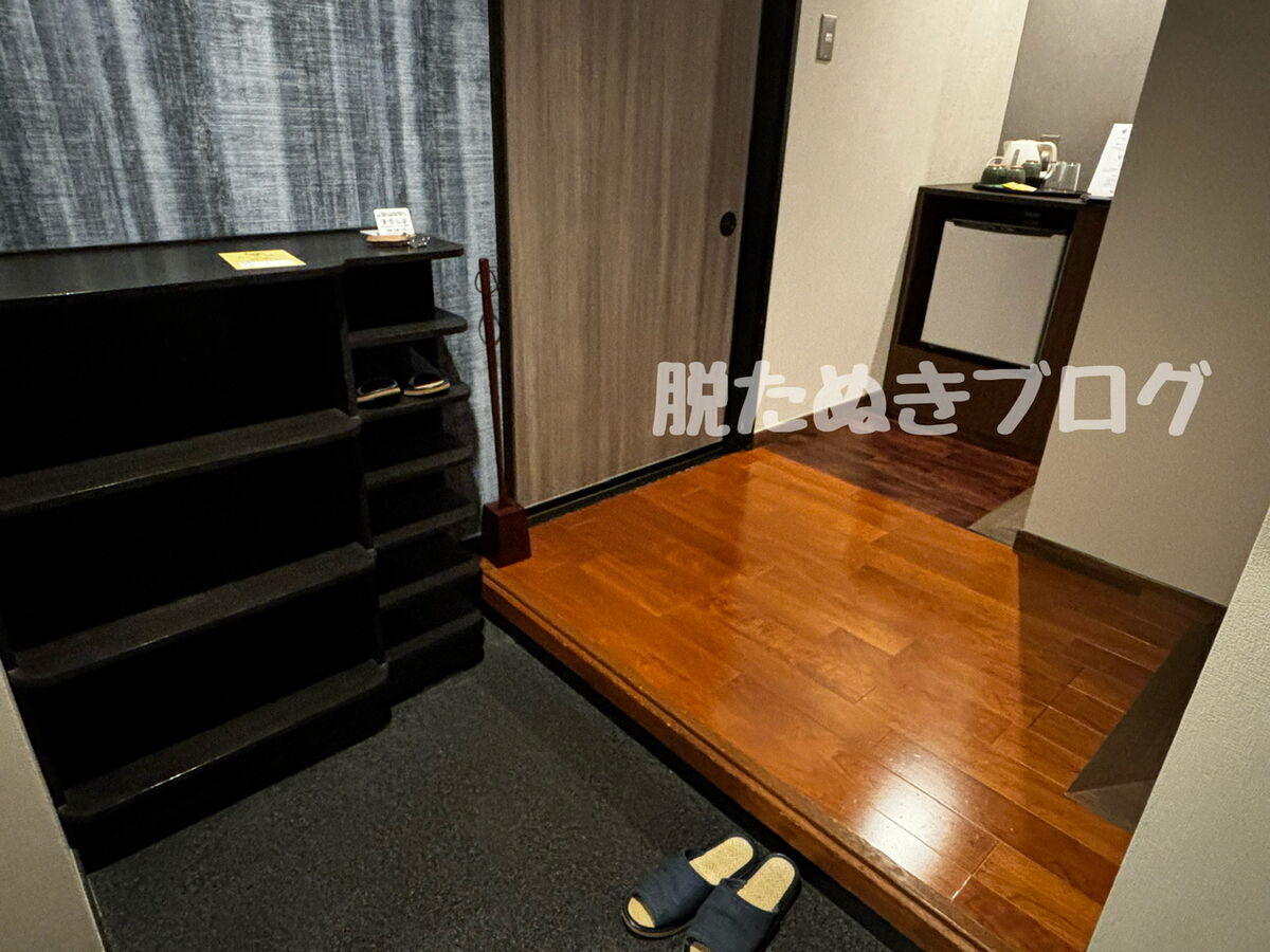 部屋は前室があって広い