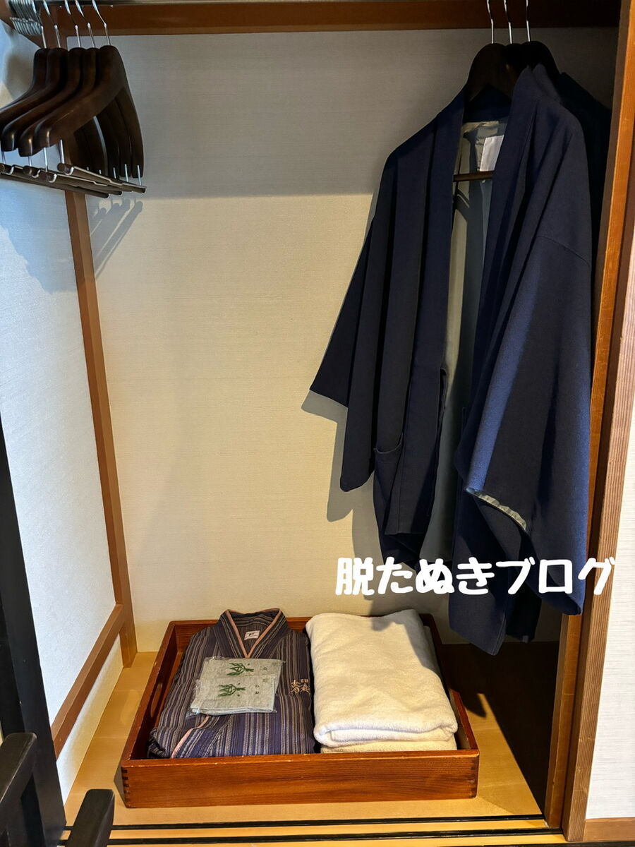 押入れ内に作務衣や足袋など