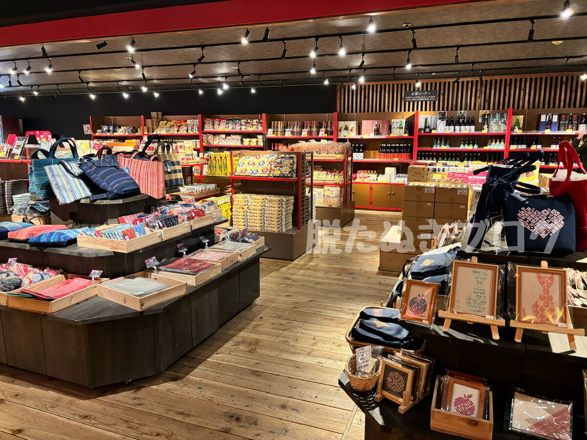 広々としたたくさんのお土産や工芸品が売っている