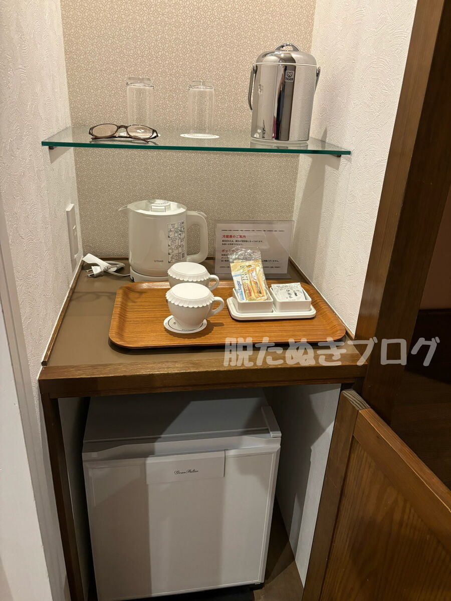 ミニバーにはお茶とコーヒー
