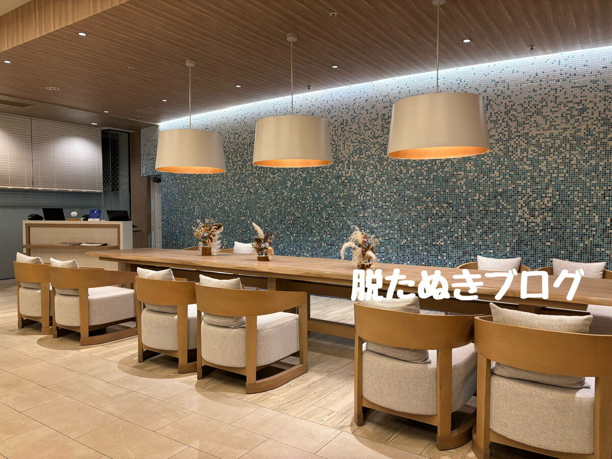 チェックイン手続き エントランスロビー 座って対応してくれる