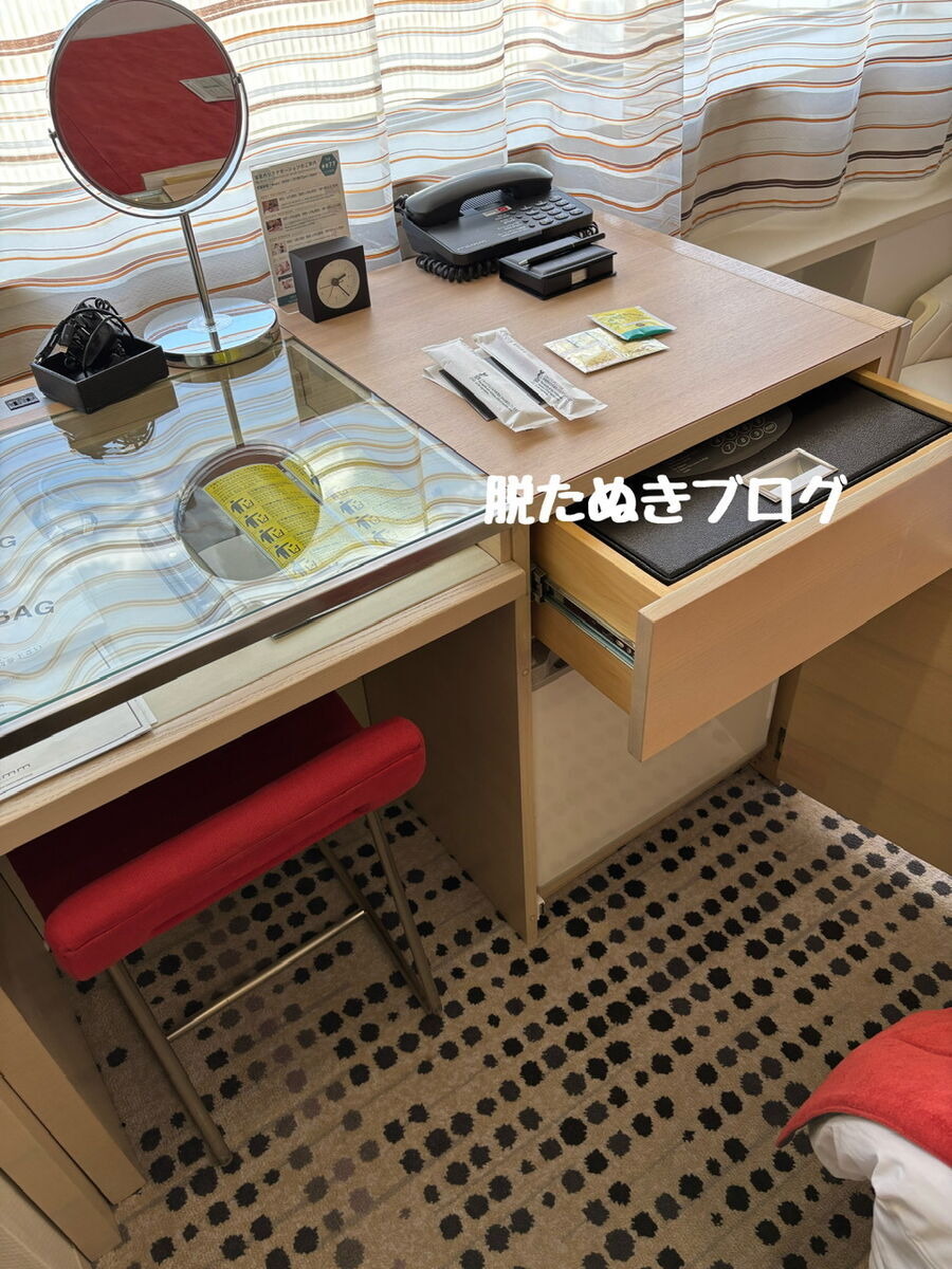 デスク周り マルチ充電器や鏡