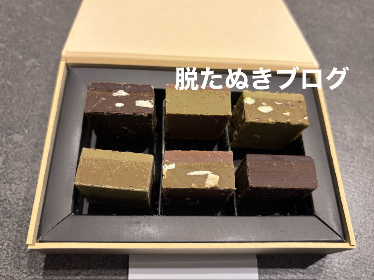 チョコレートを側面から見た様子　層になっていて食感が変化