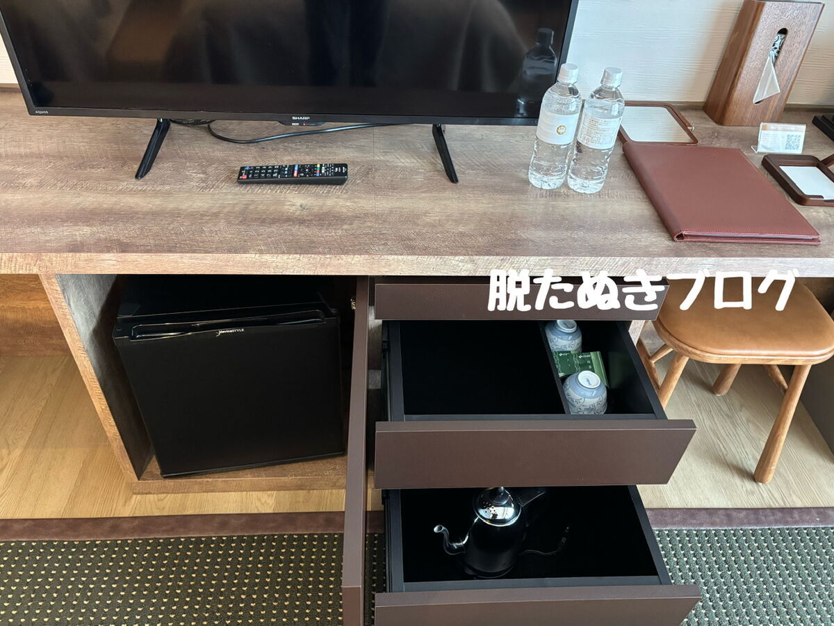 テレビ周りの棚 ドリンク類