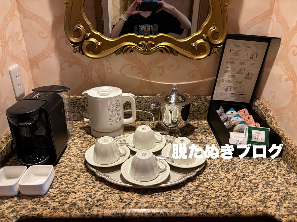 ミニバーにはポーションタイプのコーヒーや紅茶など