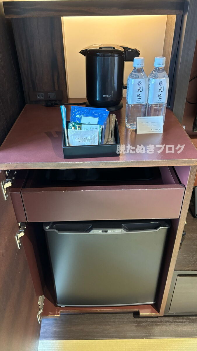客室にあるミニバーと冷蔵庫