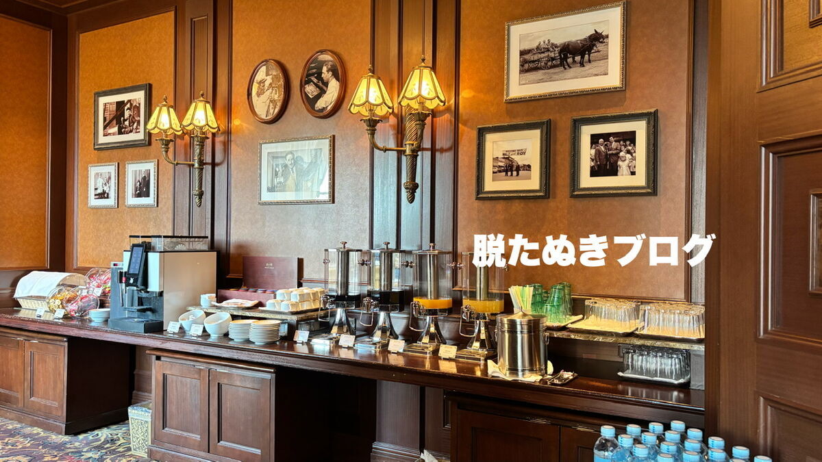 東京ディズニーランドホテルのラウンジ マーセリンサロンでのドリンクサービス