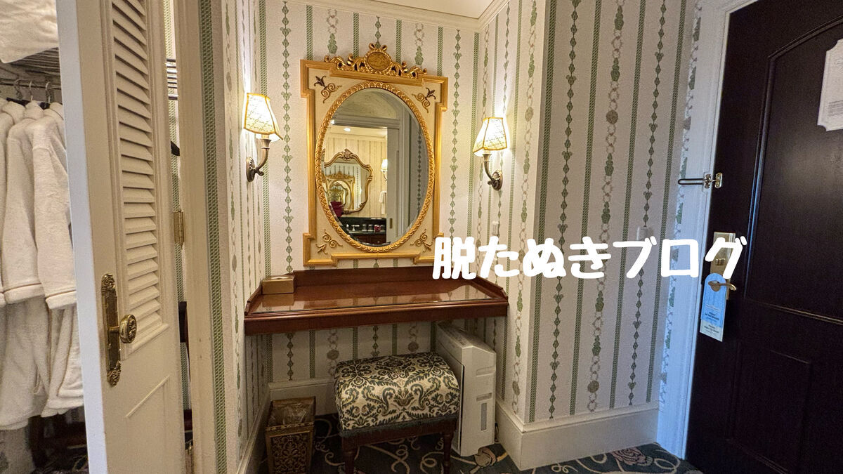 東京ディズニーランドホテルのコンシェルジュ バルコニーアルコーヴルーム 8402の客室にある化粧台