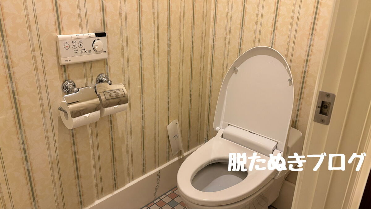 東京ディズニーランドホテルのコンシェルジュ バルコニーアルコーヴルーム 8402の客室にあるトイレ