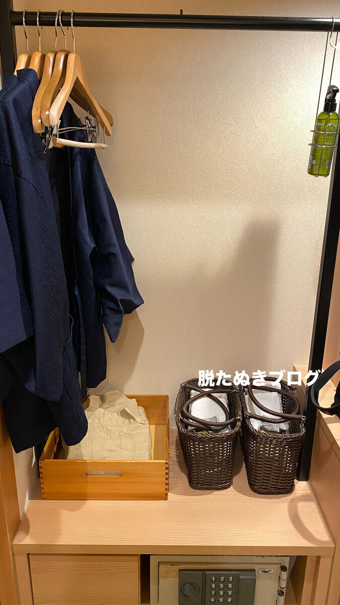 箱根小涌谷温泉 水の音にある水花の庄 露天風呂付洋室のハンガーラックや温泉バッグ、足袋、消臭スプレー