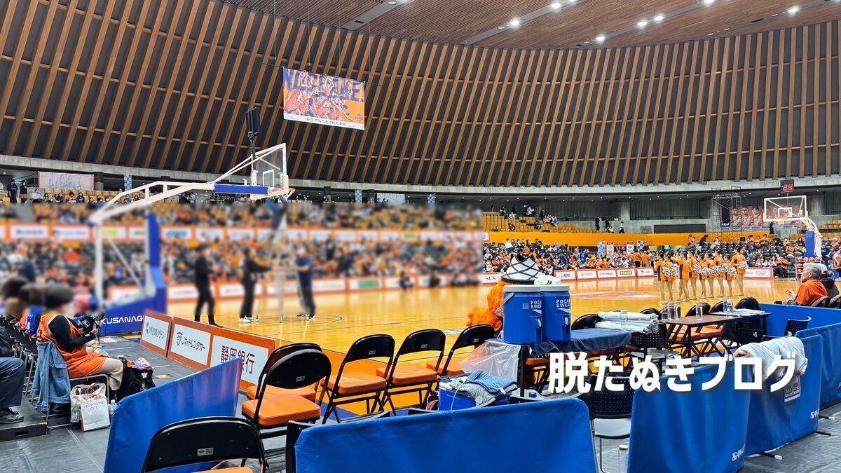 このはなアリーナ 1階HOMEベンチとコートエンドシートベンチ側の間からの見え方