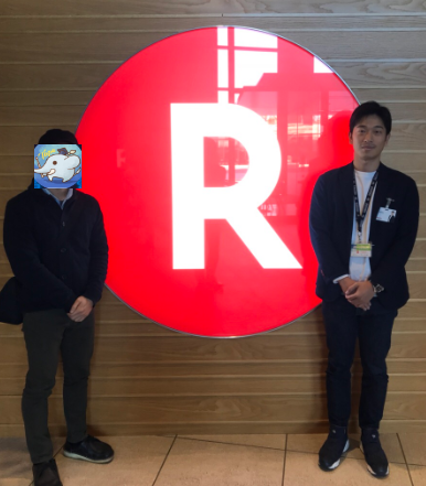 楽天証券の玄関口にて、固い抱擁を交わす