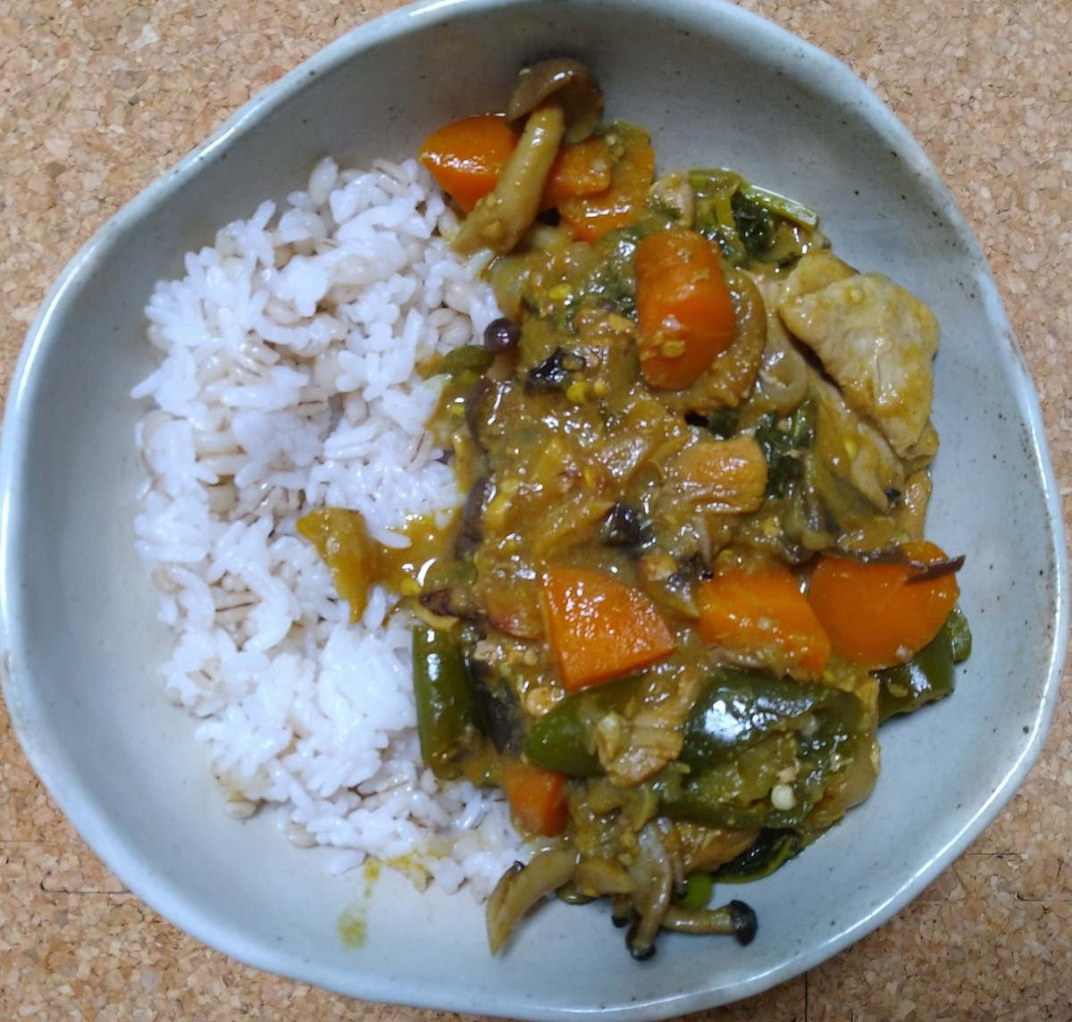 なすとケールと豚肉のグリーンカレー けいたい日記
