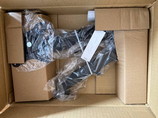 細かな付属品はすべて左右の段ボールの中に入っています。