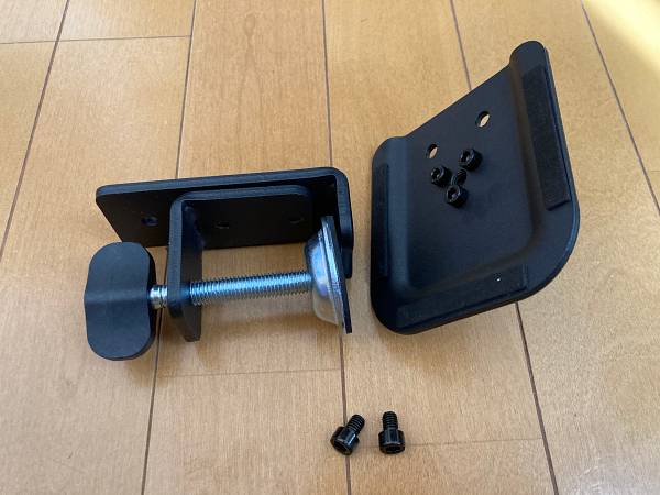 Cクランプを取り付けます。