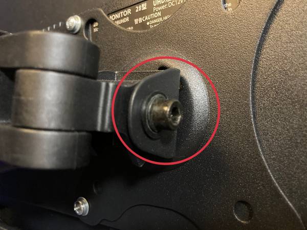 モニターの前後の角度を調整するネジを回して固定します。