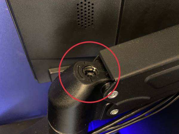 アーム中央のネジは上下移動の調整用です。ここもしっかり締めます。