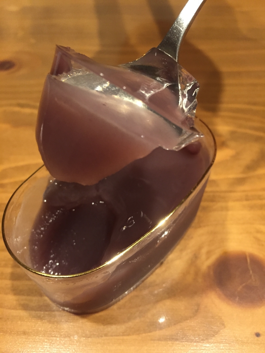 町田小田急百貨店B1Fで購入した禅寺丸本舗の水ようかんをスプーンですくい上げたところを撮影した写真