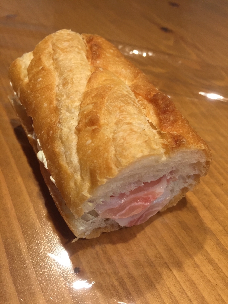 東京都町田市にあるパンパティのフランスパンを購入しカットしたパンに生ハムを挟んだサンドイッチを作って撮影した写真