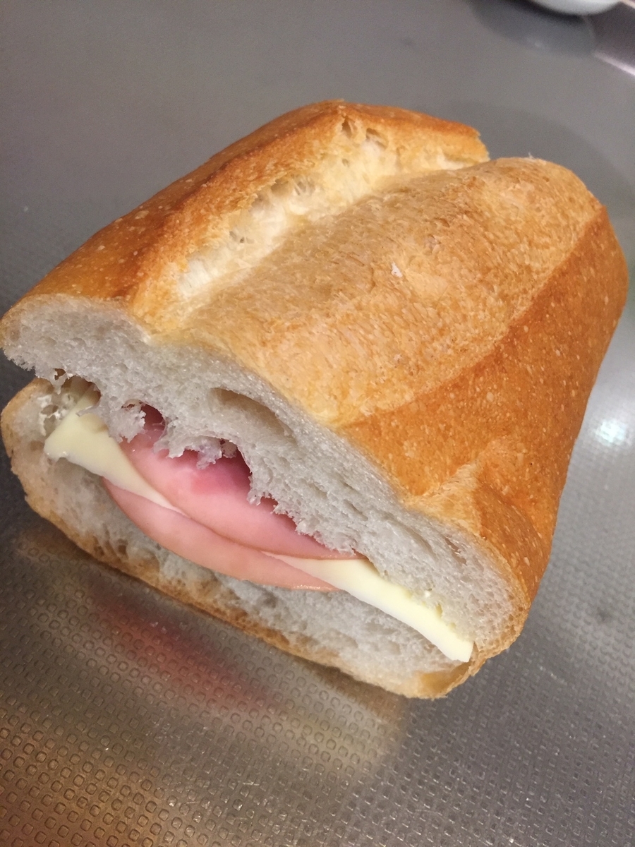 東京都町田市にあるポンパドールで購入したフランスパンを使ってハムチーズサンドイッチを作った完成品を撮影した写真