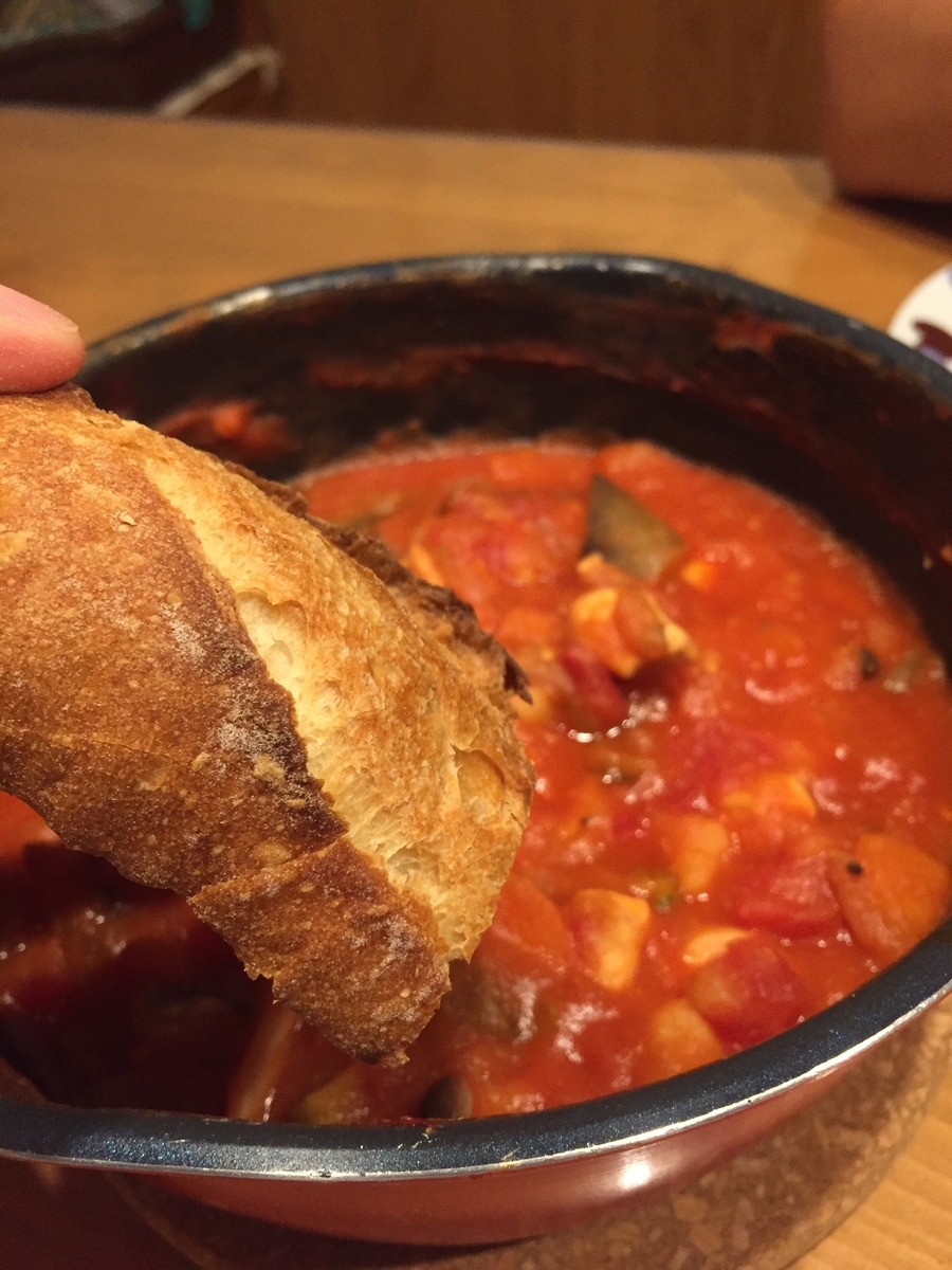 東京都町田市にあるこむぎのもりブンブンで購入したフランスパンを少し焼き直して自家製ミネストローネと一緒に食卓に並べた様子を撮影した写真