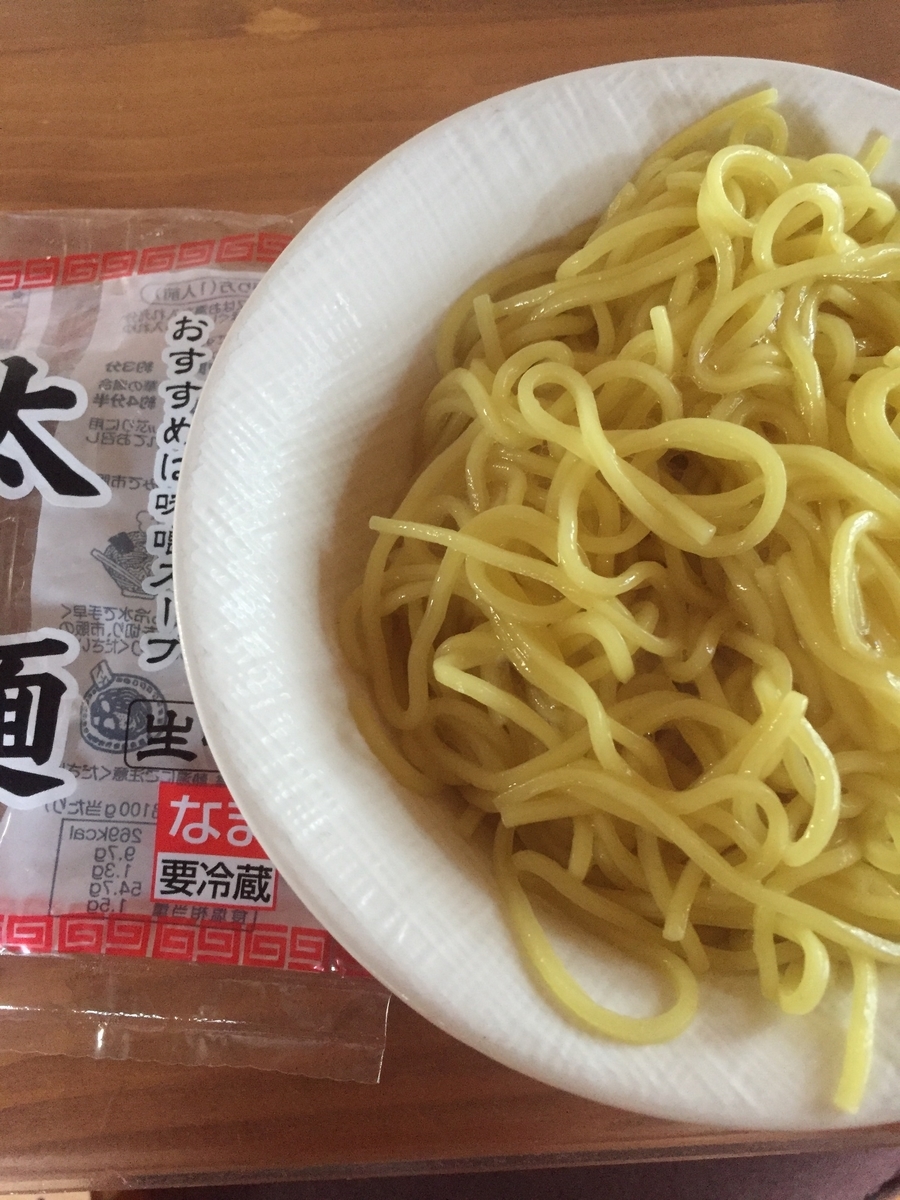 町田市根岸町にあるスーパー三和「アメリア三和町田根岸店」で購入した興和物産社の太麺を茹でてパッケージと一緒に撮影した写真