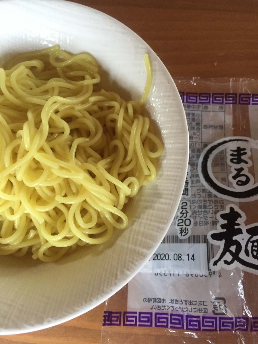 町田市根岸町にあるスーパー三和「アメリア三和町田根岸店」で購入した興和物産社の「まる麺」を茹でてパッケージと一緒に撮影した写真