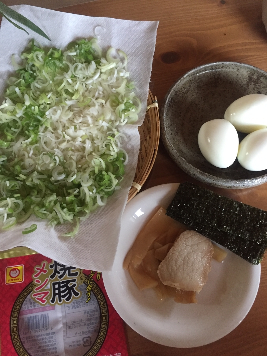 ラーメンに合う具材として自宅で用意した刻みネギと海苔とゆで卵とメンマと焼き豚を一緒に撮影した写真