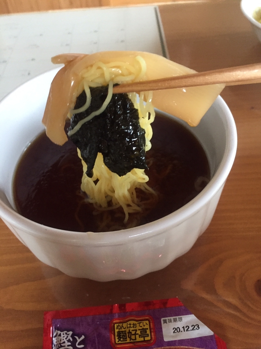 トッピングの具材を合わせて食べる様子の写真
