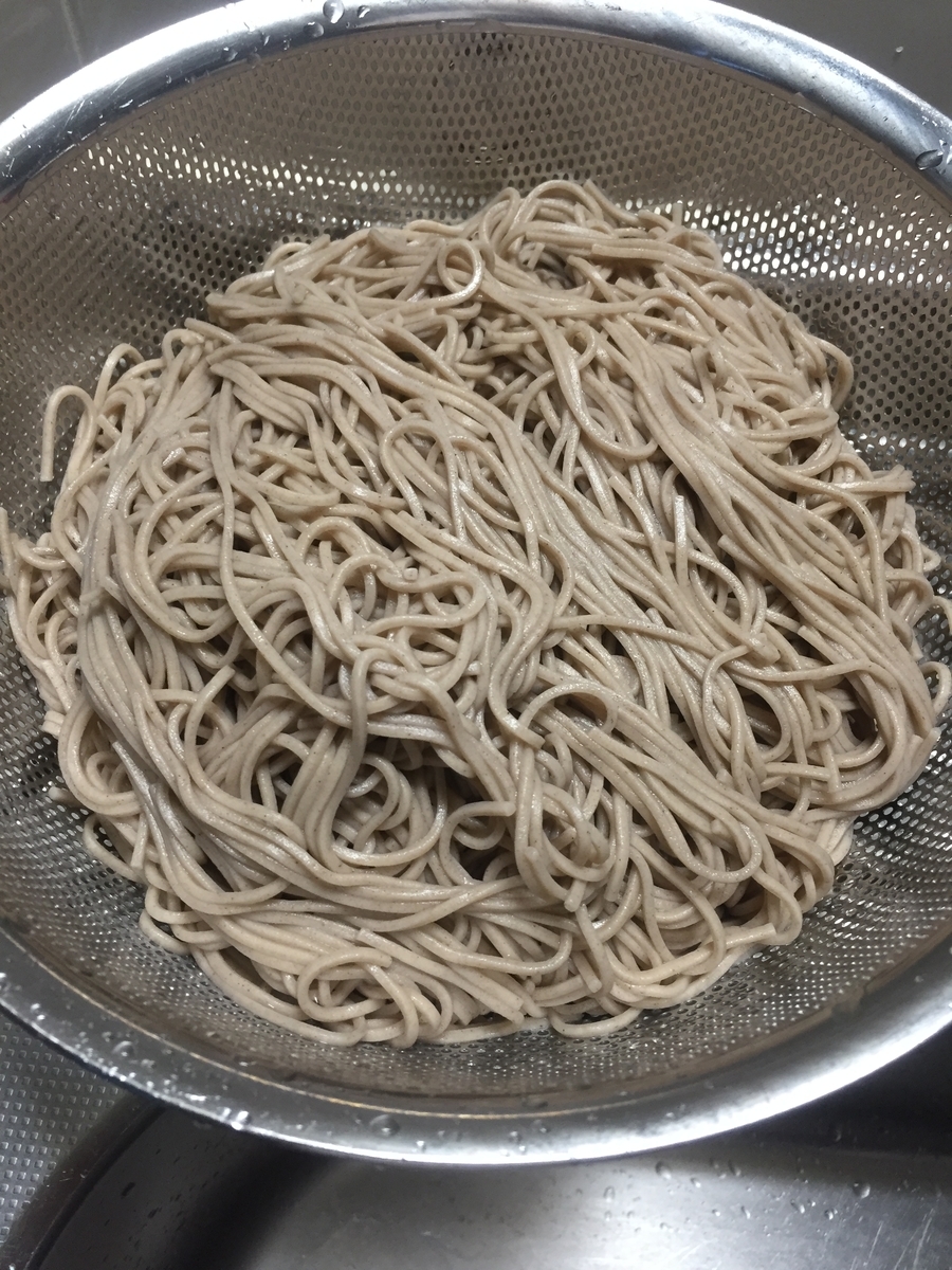 町田市根岸町にあるスーパー三和「アメリア三和町田根岸店」で購入したおびなた社の「生八割蕎麦」を茹でて冷水でしめた写真