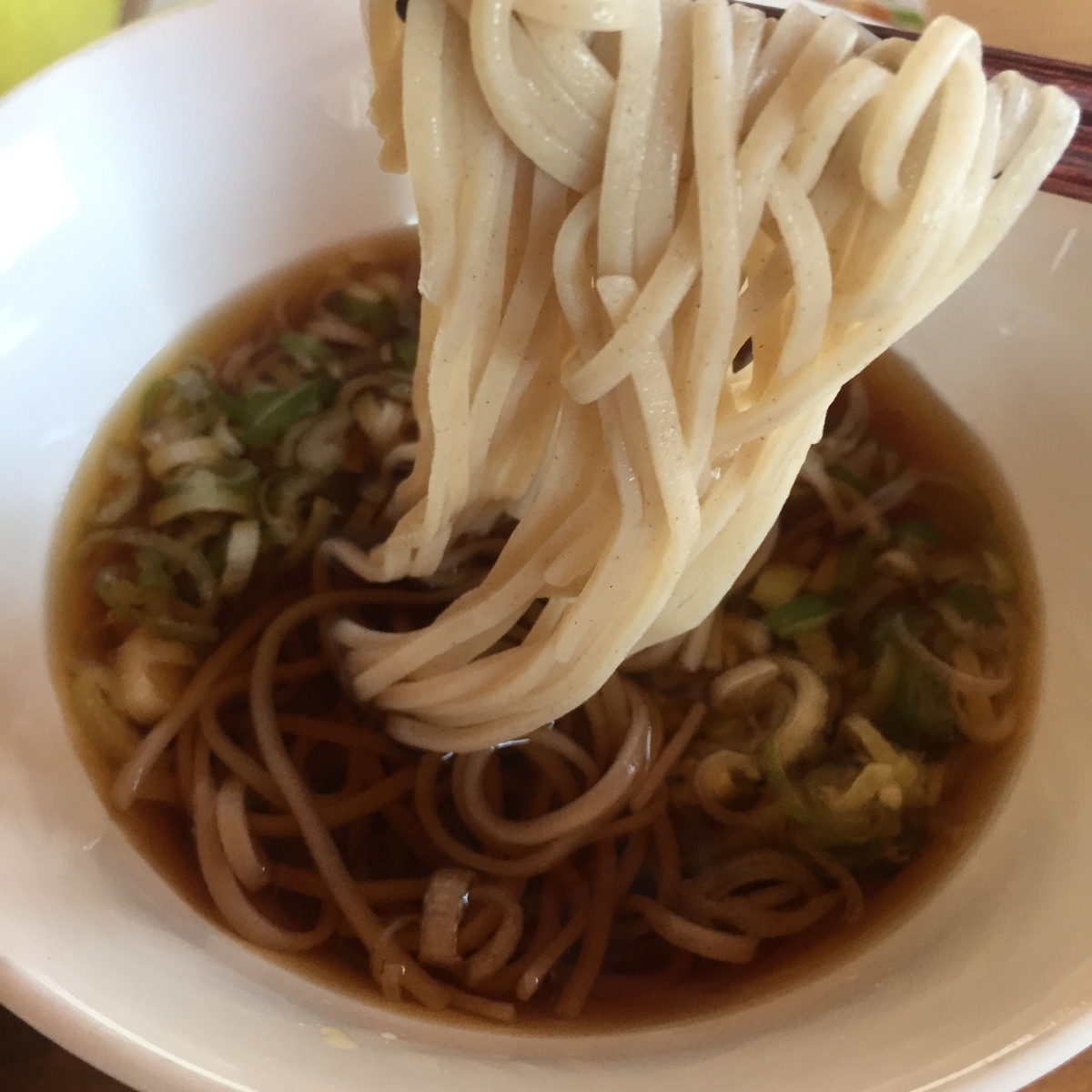 生八割蕎麦にそばつゆを絡めて食べる様子を撮影した写真