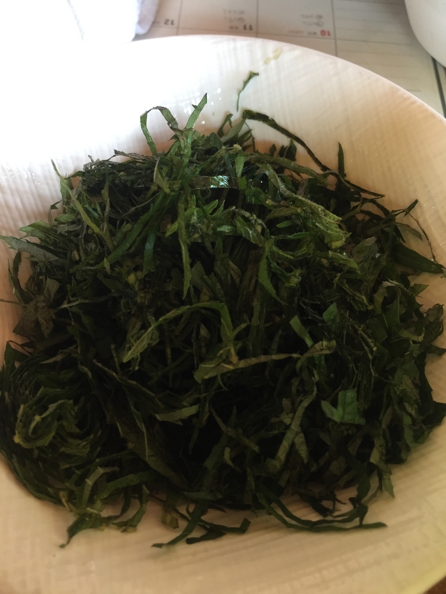 スーパー三和「アメリア三和根岸店」で購入した「しその葉」を乾麺の蕎麦用に刻んだ写真