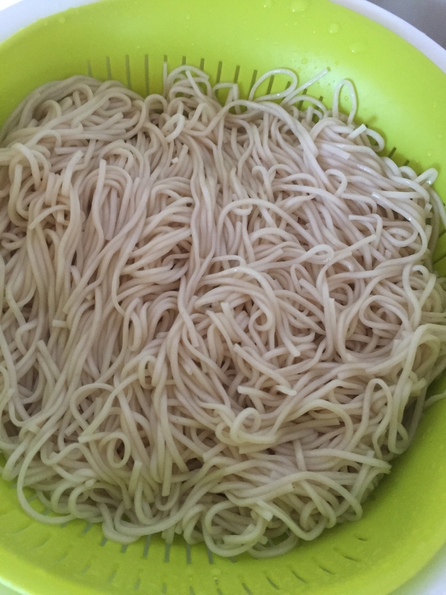 町田市根岸町にあるスーパー三和「アメリア三和町田根岸店」で購入した信州ほし社の更科そばを茹でて冷水でしめた麺を撮影した写真