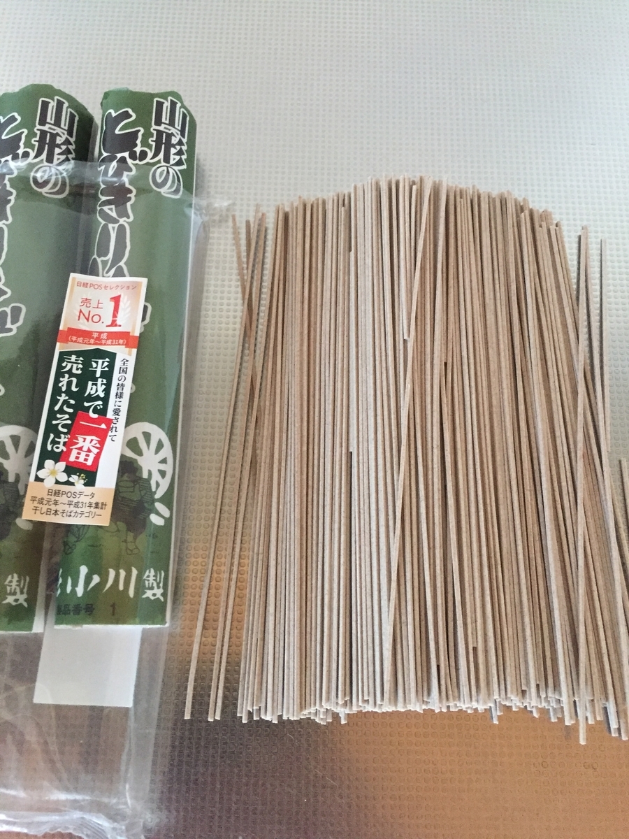 町田市根岸町にあるスーパー三和「アメリア三和町田根岸店」で購入した小川製麺所の山形のとびきりそばとパッケージを一緒に撮影した写真