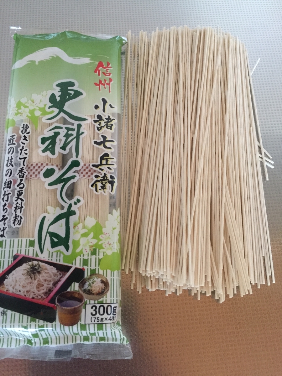 町田市根岸町にあるスーパー三和「アメリア三和町田根岸店」で購入した信州ほしの社の更科そばとパッケージを一緒に撮影した写真