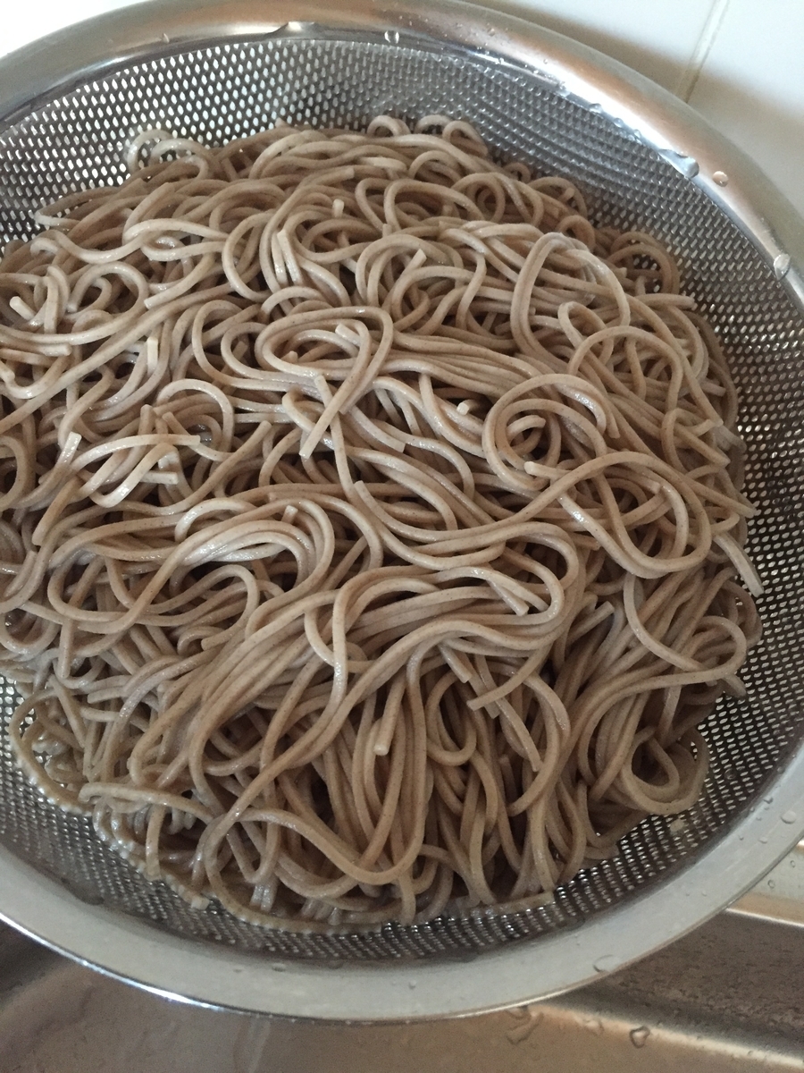町田市根岸町にあるスーパー三和「アメリア三和町田根岸店」で購入した小川製麺所の山形のとびきりそばを茹でて冷水で洗い流し、撮影した写真