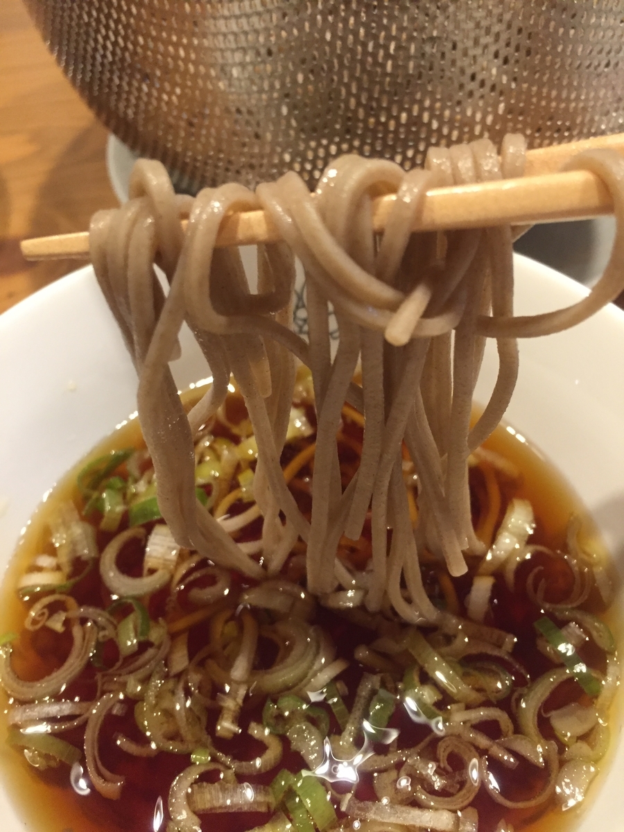 南部そばをそばつゆに絡めて食べる様子を撮影した写真
