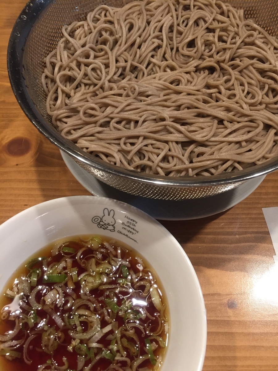 町田市根岸町にあるスーパー三和「アメリア三和町田根岸店」で購入した戸田久社の南部そばを茹でて冷水で洗ったそばを撮影した写真