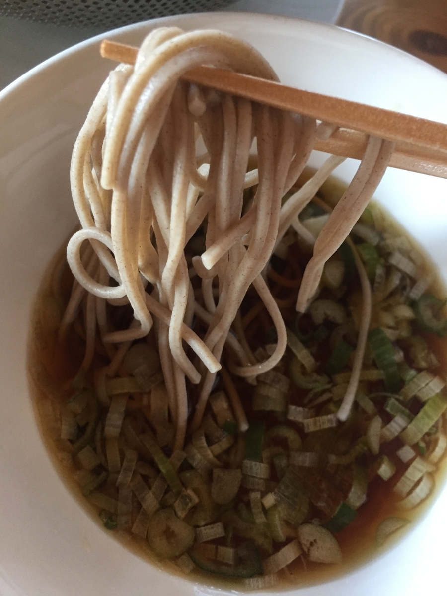山形のとびきりそばにそばつゆを絡めて食べる様子を撮影した写真