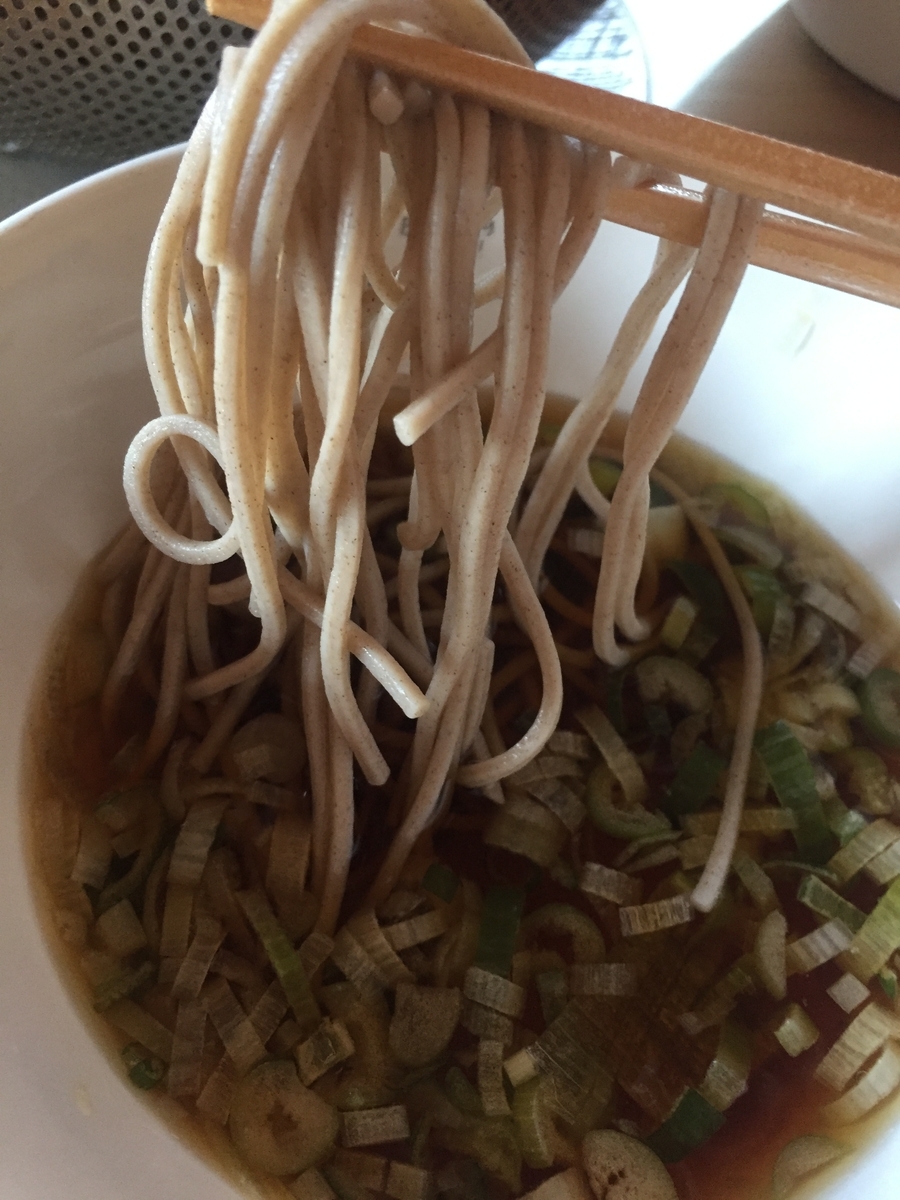 へぎそばにそばつゆを絡めて食べる様子を撮影した写真