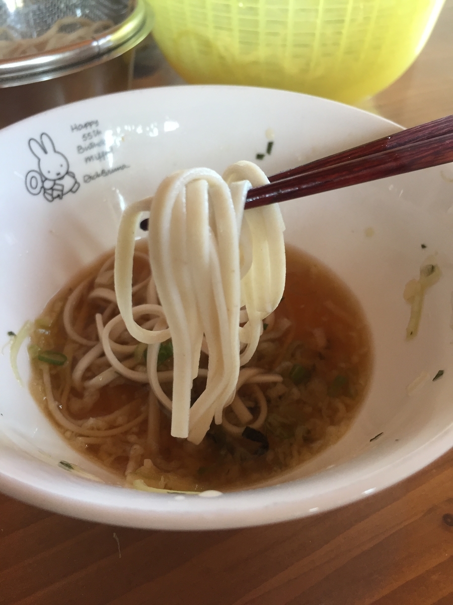 石臼挽きそばにそばつゆを絡めて食べる様子を撮影した写真