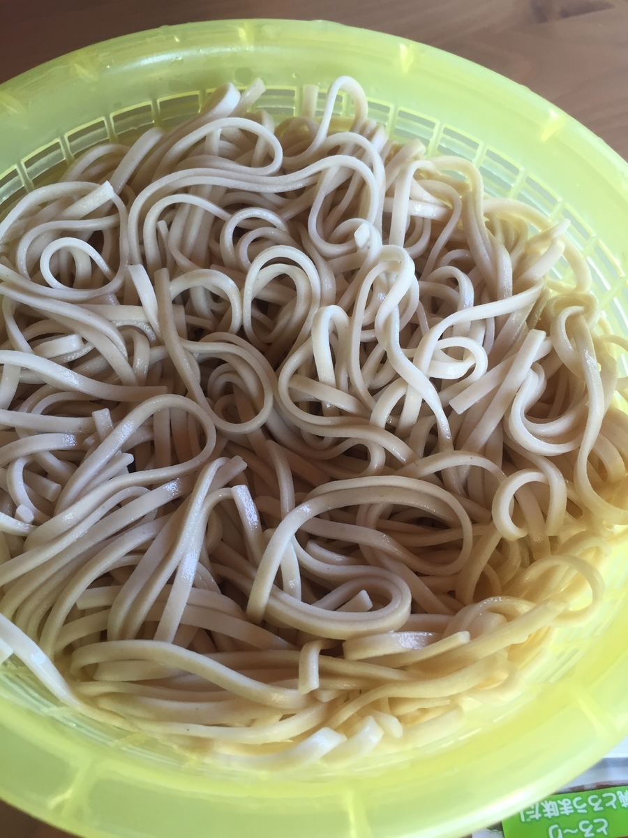 町田市根岸町にあるスーパー三和「アメリア三和町田根岸店」で購入した山本食品の石臼挽きそばを茹でて冷水で洗ったそばを撮影した写真