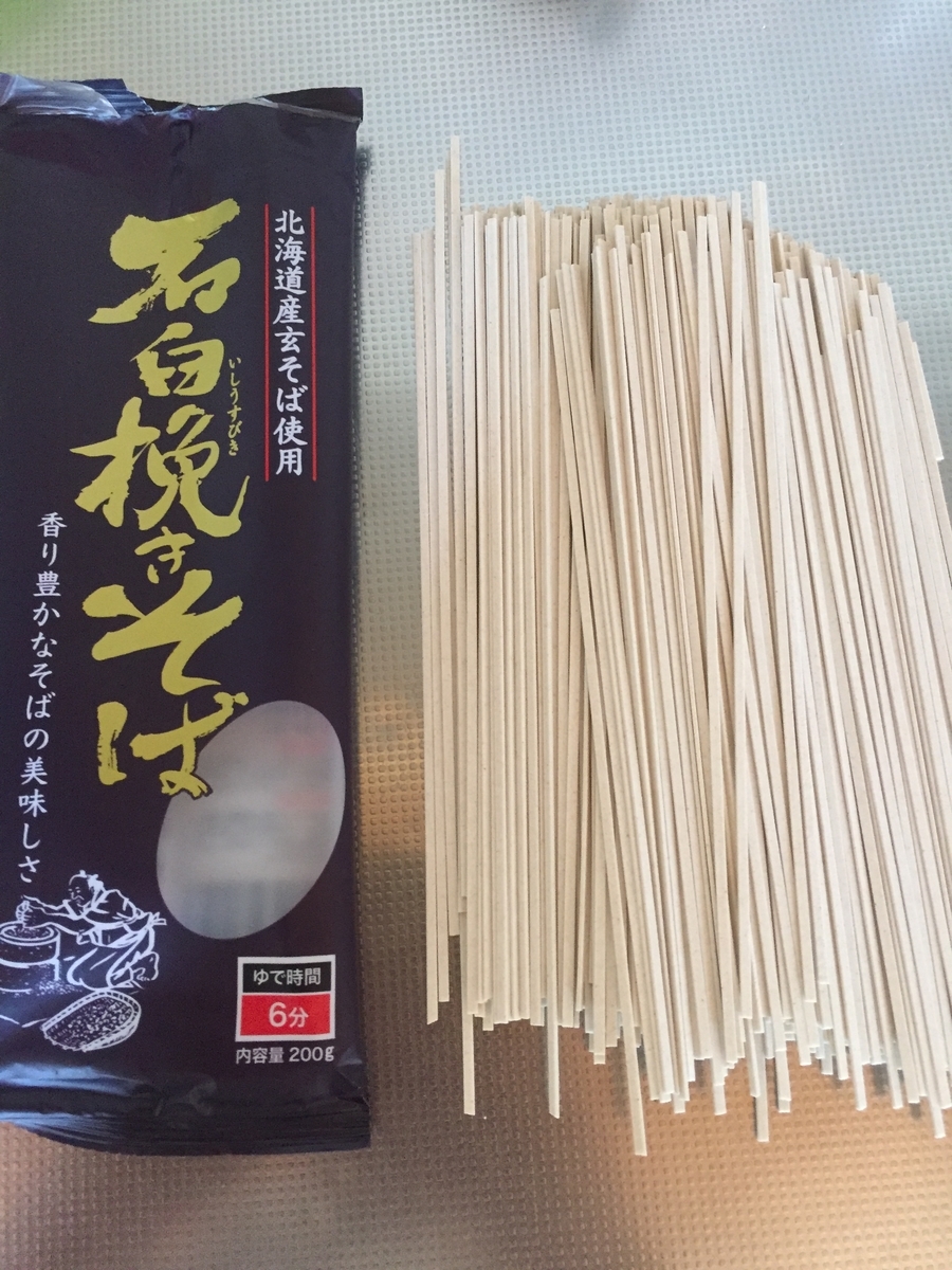 町田市根岸町にあるスーパー三和「アメリア三和町田根岸店」で購入した山本食品社の石臼挽きそばとパッケージを一緒に撮影した写真