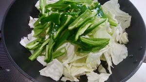 キャベツ・ピーマン炒め