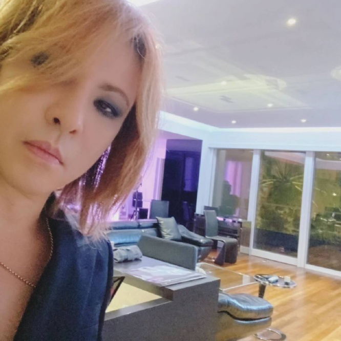 YOSHIKI自宅で自撮り
