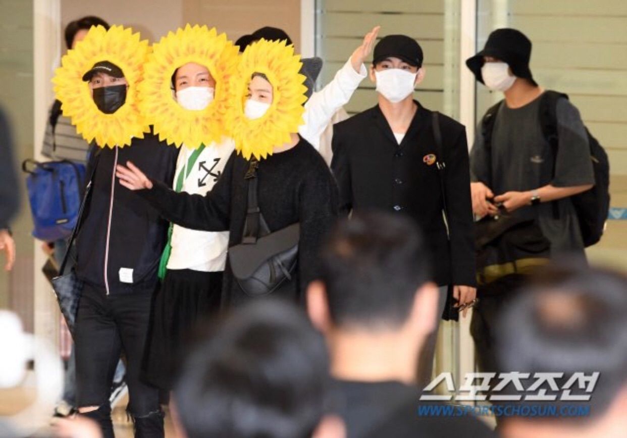 Bts 防弾少年団 ヨーロッパツアーから帰国 ジン J Hope シュガがヒマワリに仮装して登場 韓information