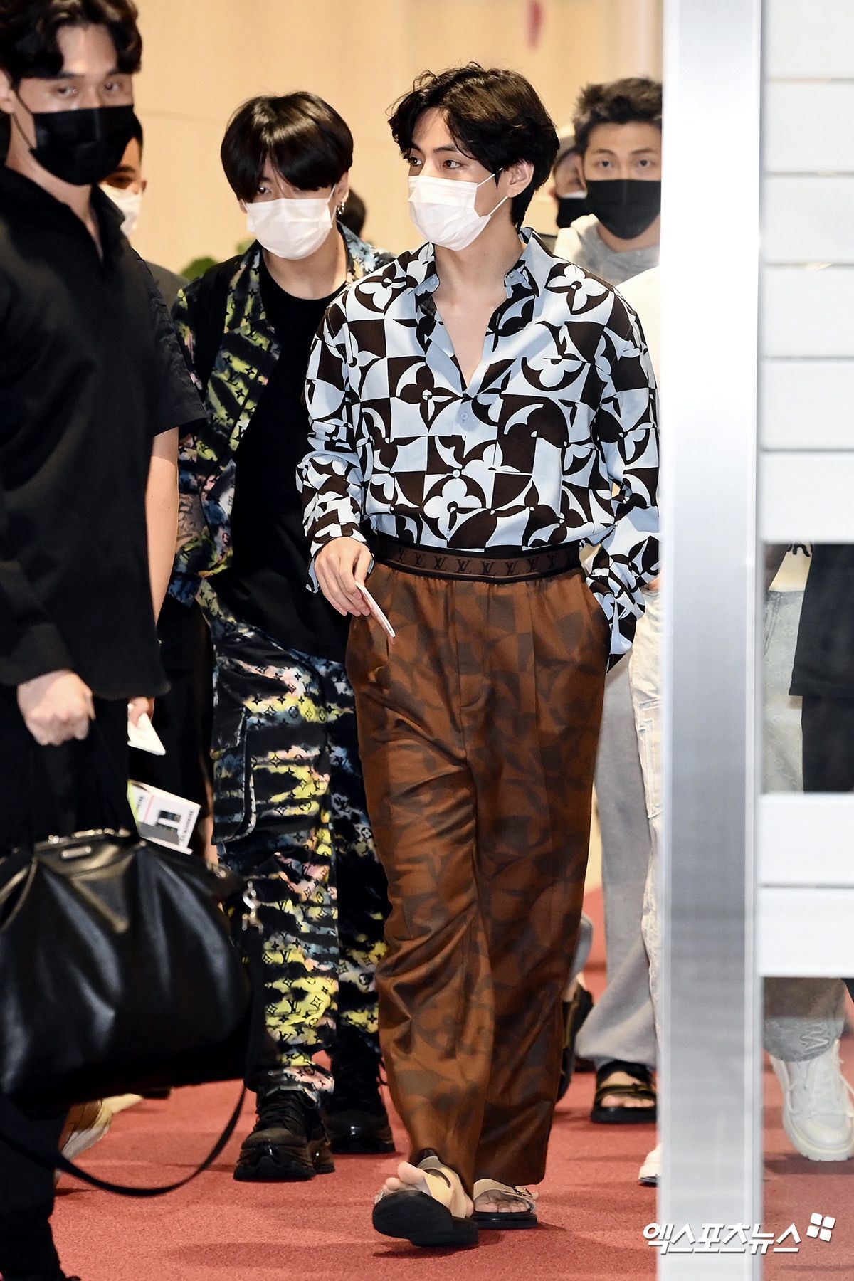 Bts 空港ファッションは全員 ルイ ヴィトン で統一 仁川国際空港を通じてニューヨークへ 韓information