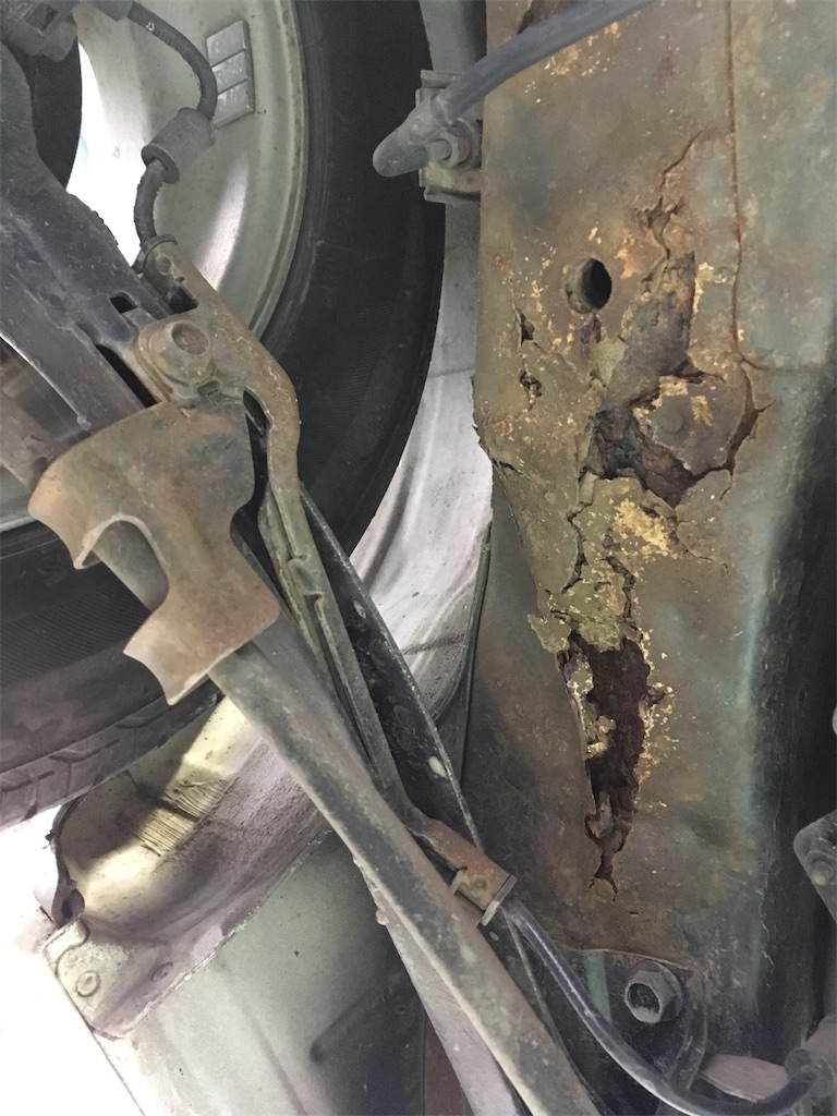 足元が空中に浮いていた状態の車 車の錆には要注意 Mhoエンジニアリング